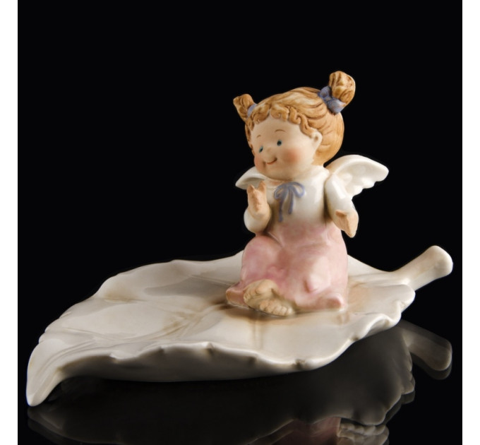 Фігурка "Ангел-дівчинка на листочку" 10см QF72