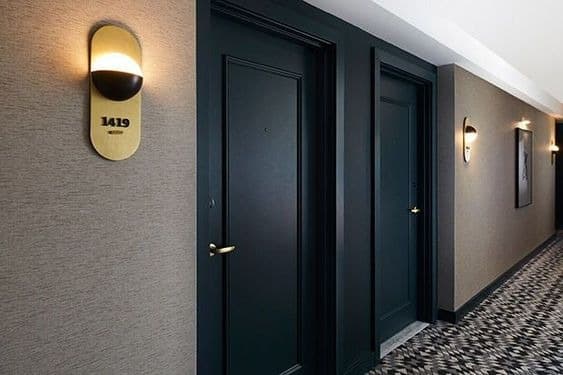 Освещение коридора в гостинице