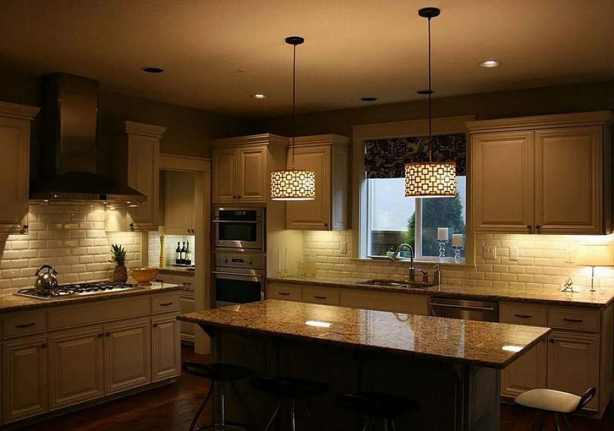 Освещение на кухне: точечные светильники, подвесы, ЛЕД-лента