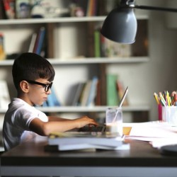 Детская настольная лампа для отличной учебы и хорошего зрения
