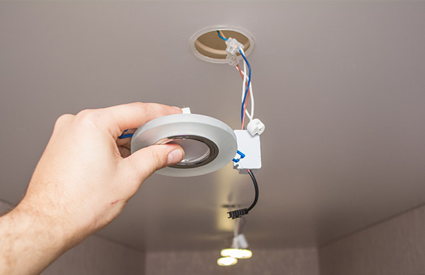 Монтаж точечных светильников в натяжной потолок