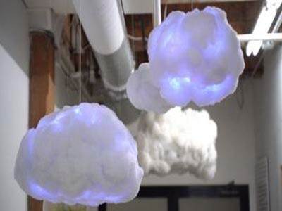 Річард Кларксон створив світильники у вигляді хмар, світильники світяться при синхронізації з музикою, лед світильники як хмари