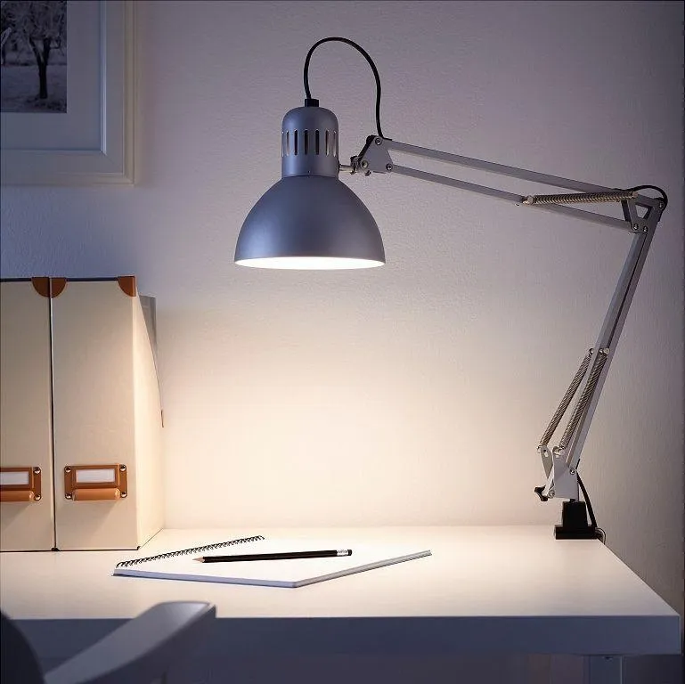 Купить настольную лампу со струбциной можно для работы за компьютером