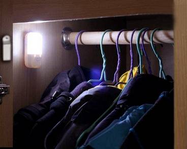 Светодиодный светильник на батарейках для шкафа